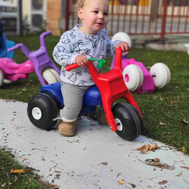 Outdoor play and motor skills at Busy Bees Carterton nursery