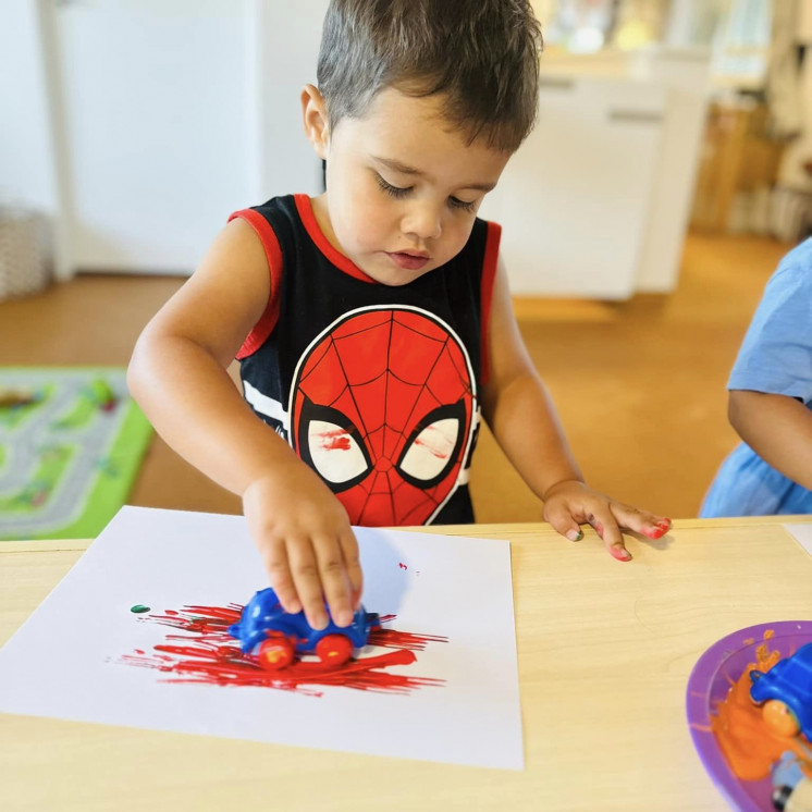 Creative painting at Busy Bees Mount Wellington using unassuming resources