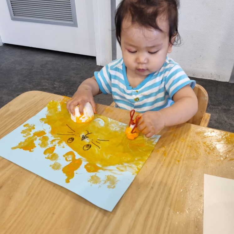 Busy Bees Pakuranga child creating art 