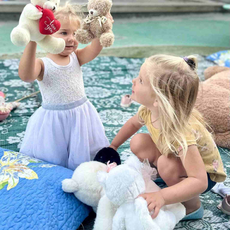 Busy Bees Pakuranga girls playing with their teddy bears