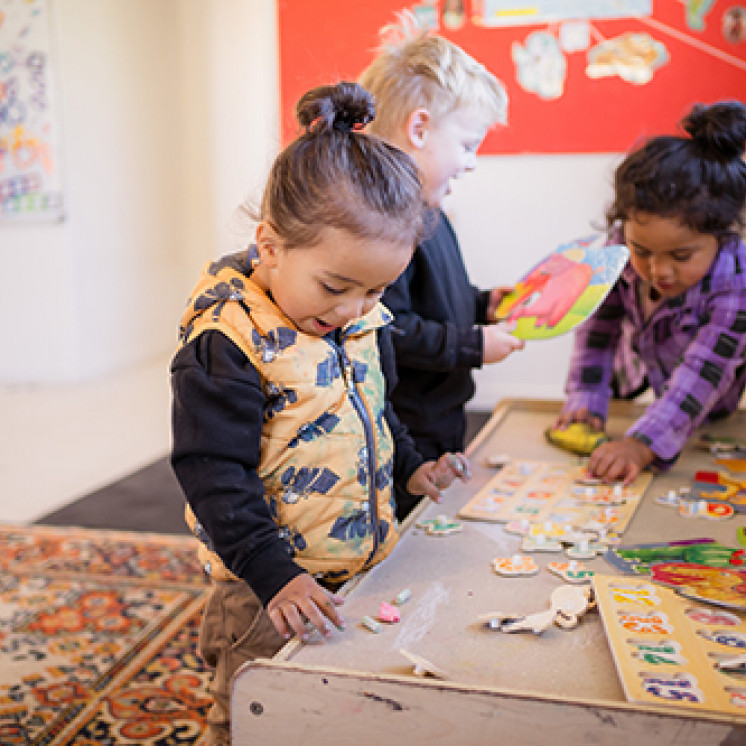 Kids solving puzzles at Busy Bees Western Heights